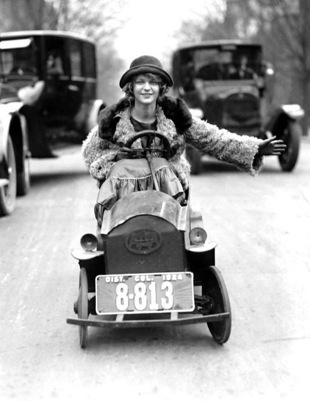 1924 Miss Mary Bay in Mini Car Old Photo 8.5\