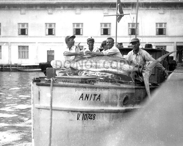 ERNEST HEMINGWAY & FRIENDS ABOARD THE ANITA IN KEY WEST 1933  8X10 PHOTO (AZ390)