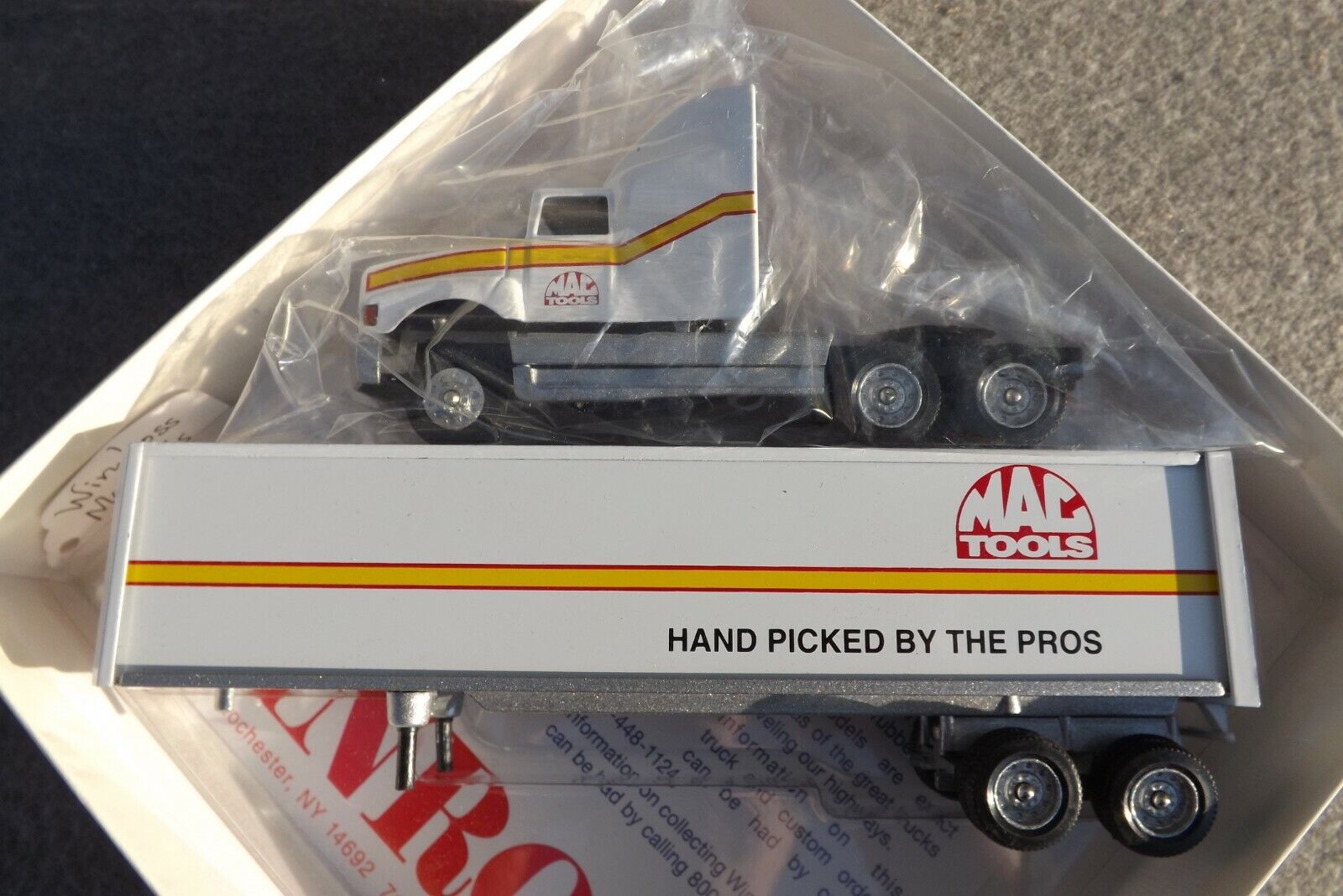 MAC TOOLS GOLD INTERNATIONAL EAGLE CAB WITH GOLD DRY VAN TRAILER 1/64 DIECAST 