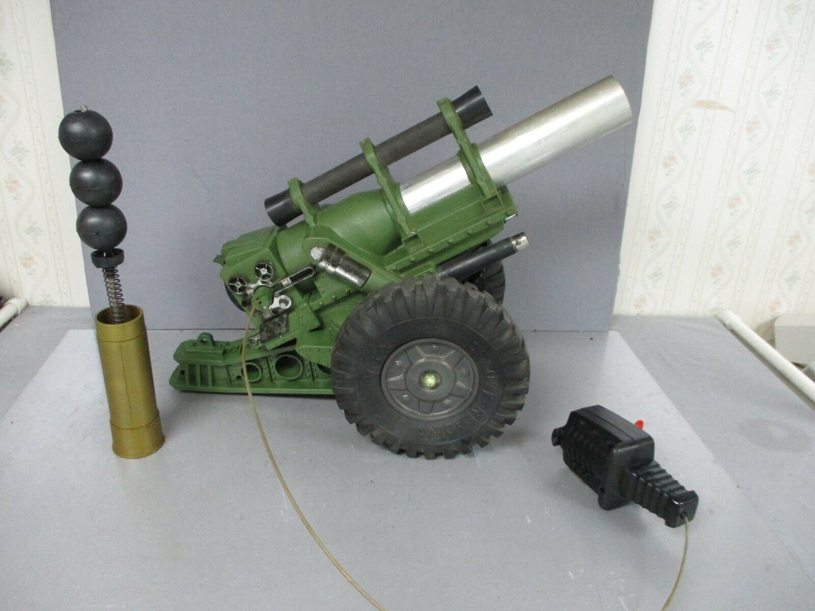 DELUXE READING MIGHTY MO TOY HOWITZER CANNON