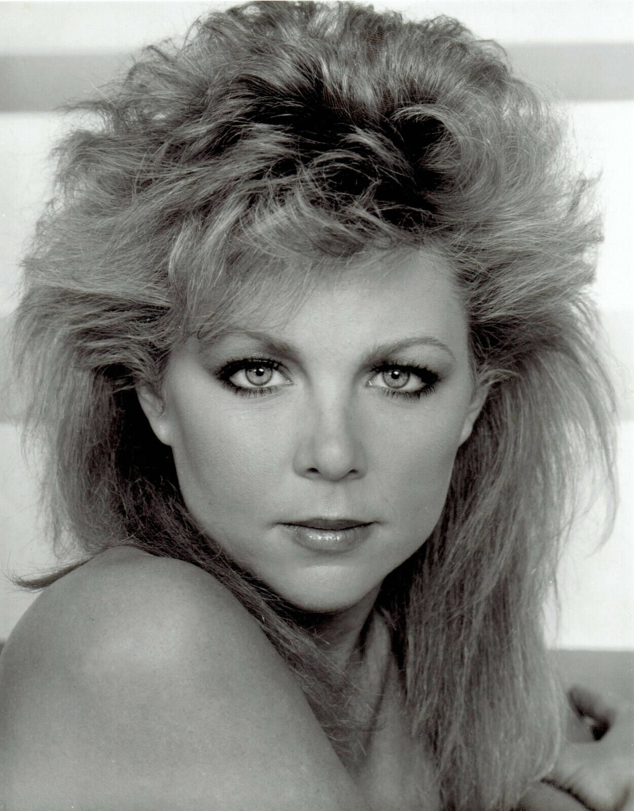 1983 Press Photo Actress Lisa Hartman poses for Studio Portrait 